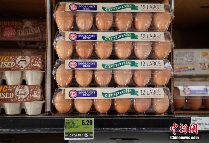 资料图：美国加州圣马特奥县一家超市的鸡蛋货柜。 中新社记者 刘关关 摄