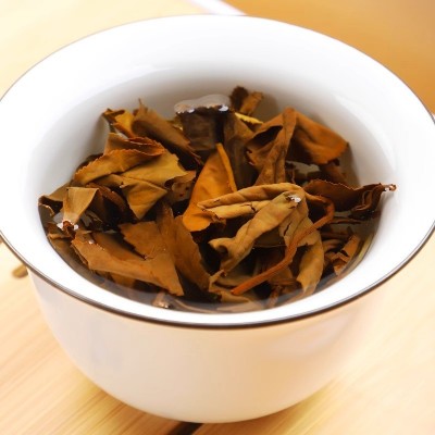八年珍藏100片福鼎白茶叶老白茶寿眉枣香小方片饼干茶500g礼盒装图5